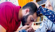 هل تقبيل يد الأم من بر الوالدين؟ صورة مقال هل تقبيل يد الأم من بر الوالدين؟