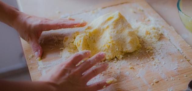 طريقة عجن الغريبة طريقة عجن الغريبة